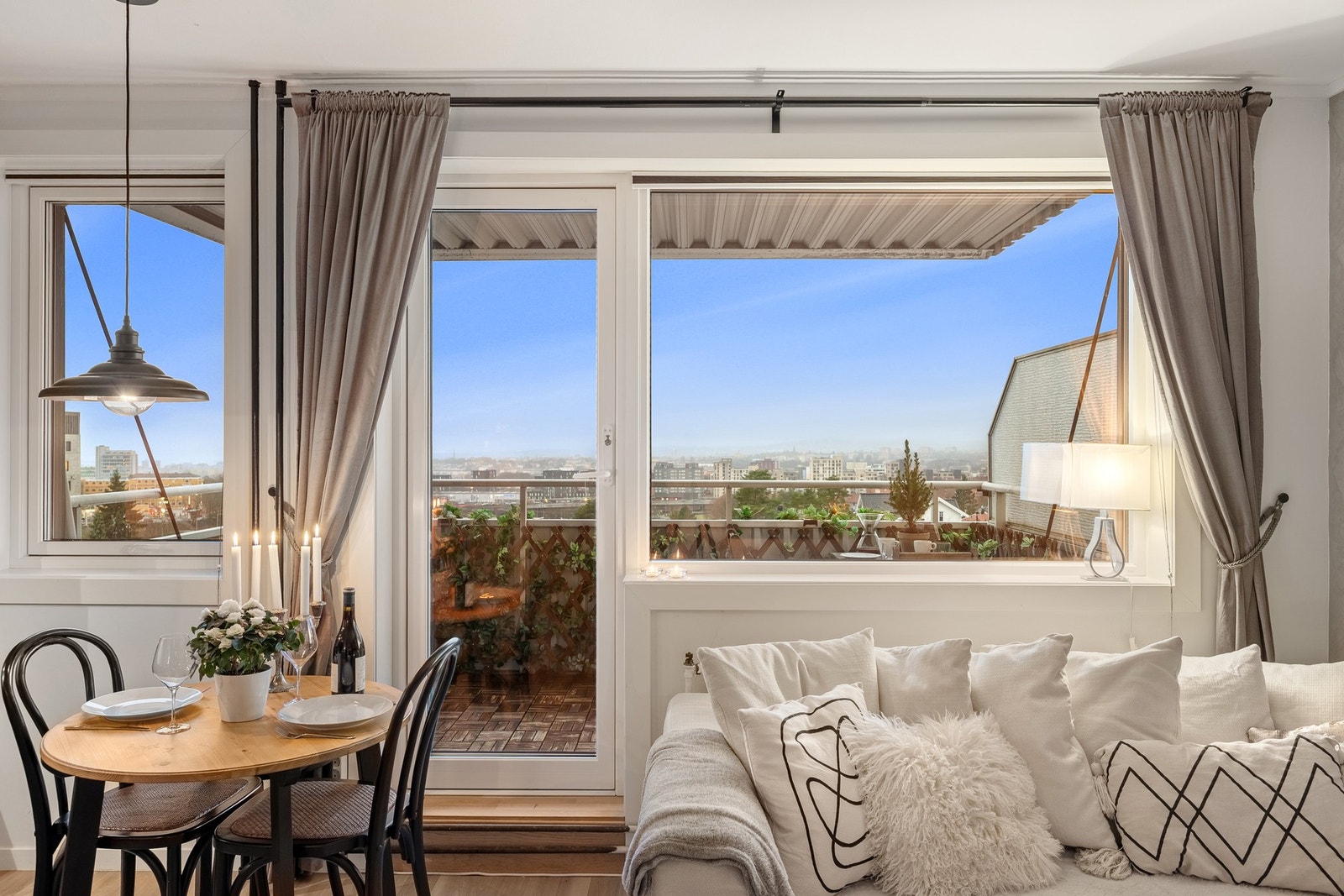 Fra stuen er det direkte utgang til balkongen, som fungerer som en naturlig forlengelse av oppholdsrommet sommertid. Galleribilde