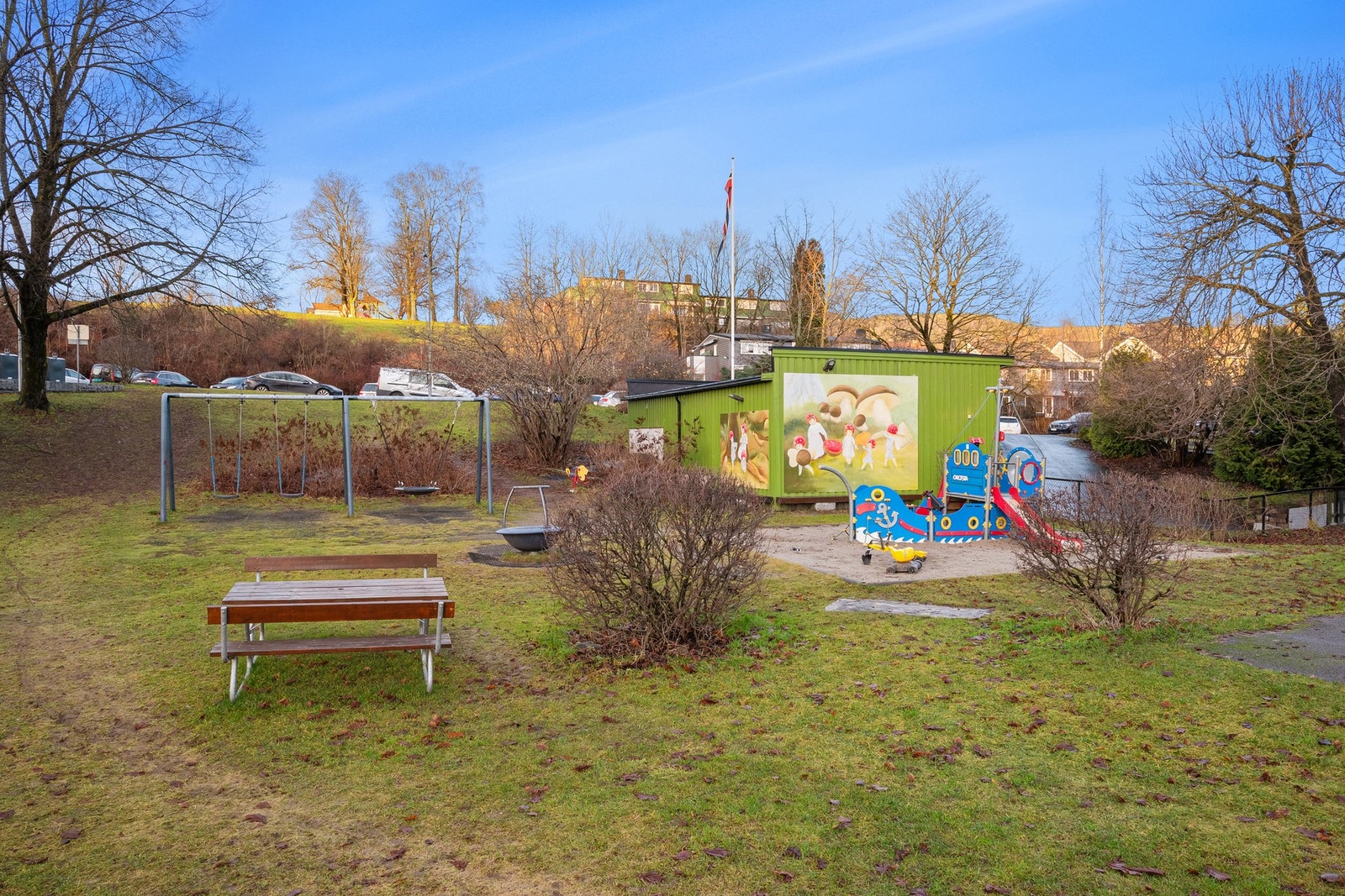 Rundt blokka finner du et trivelig uteområde med sitteplasser. Galleribilde