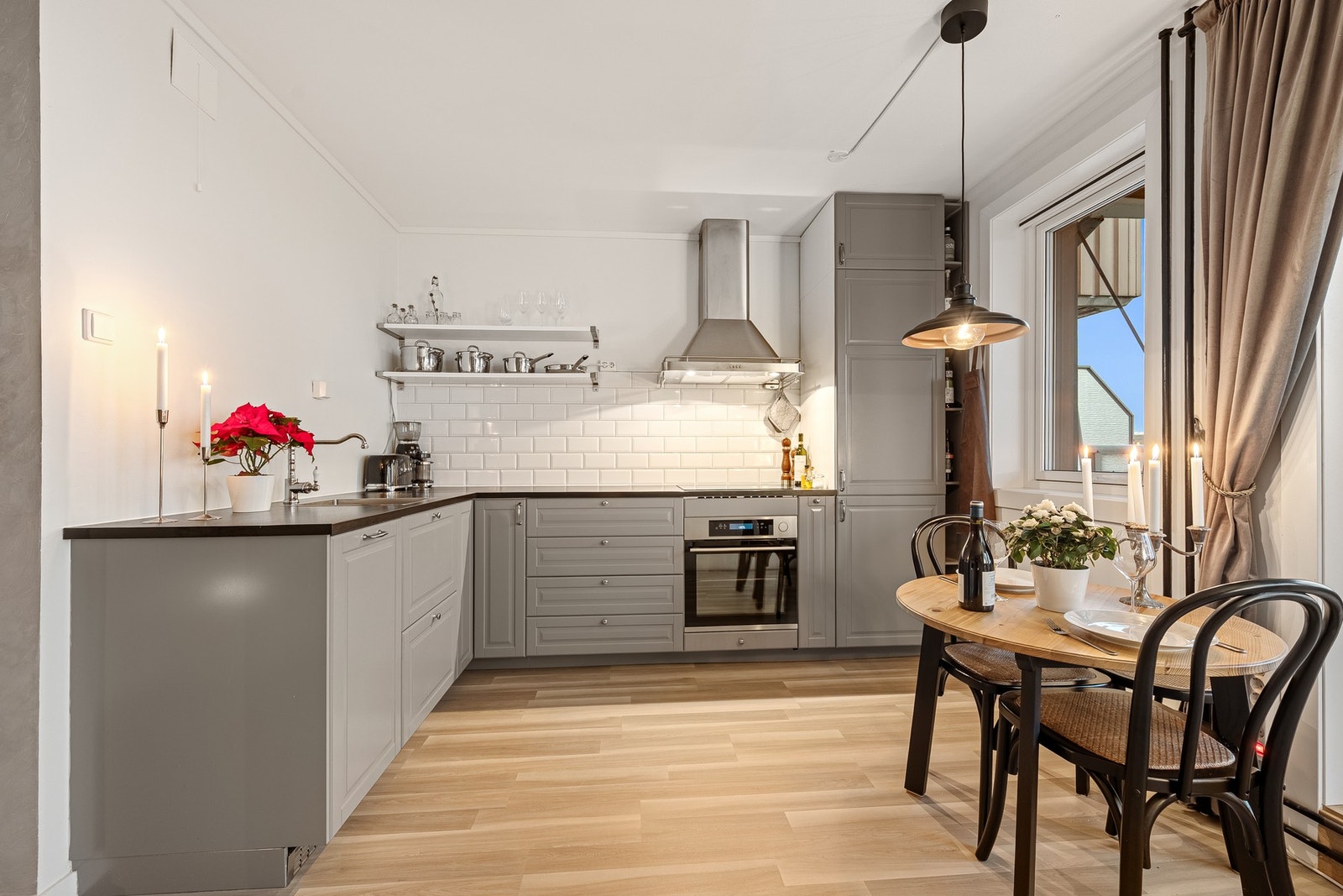 Her finner du kjøl/fryseskap, oppvaskmaskin, komfyr, platetopp og komfyrvakt. Galleribilde