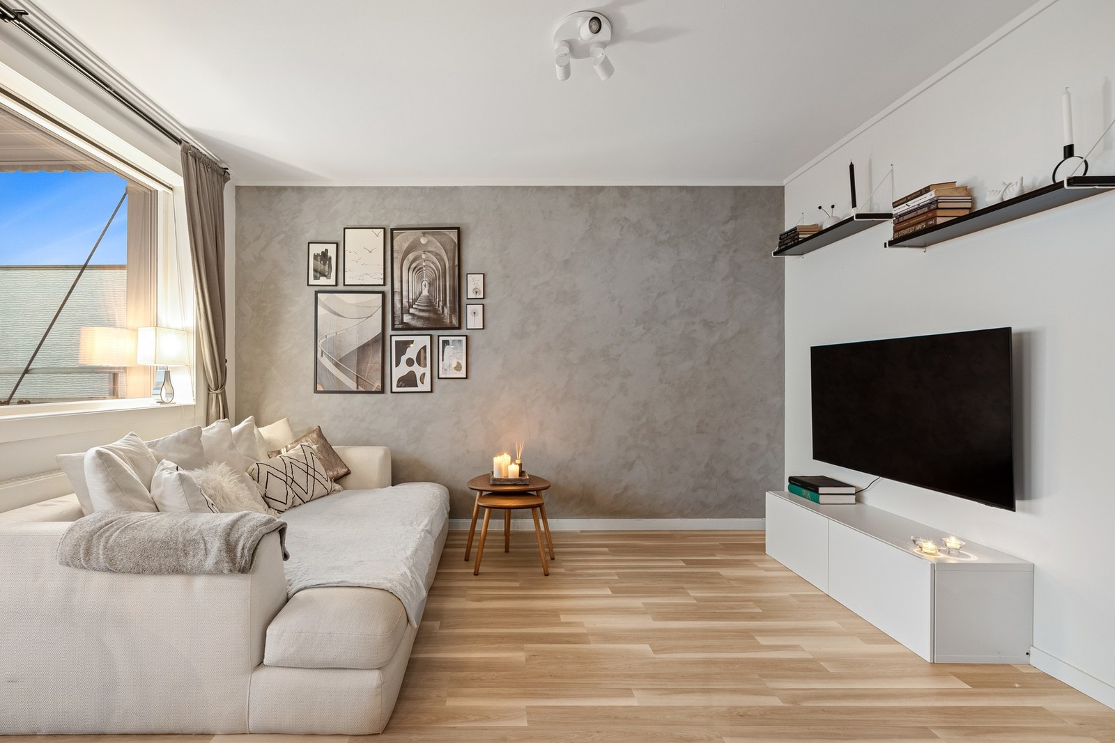 Overflatene består av laminatgulv samt slette, malte vegger som gir et moderne uttrykk. Galleribilde