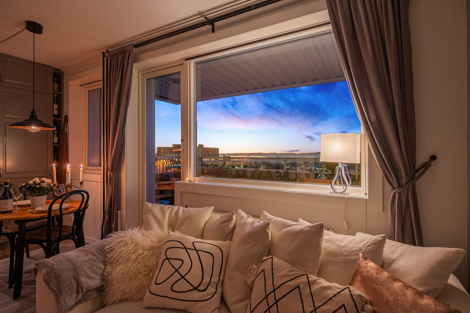 Når kvelden faller på, senker det seg en varm og hyggelig stemning i stuen. Galleribilde