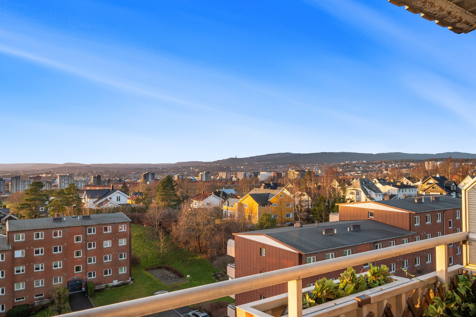 Eiendommen ligger i et etablert og attraktivt område på Disen med nærhet til offentlig kommunikasjon og gode servicetilbud. Galleribilde