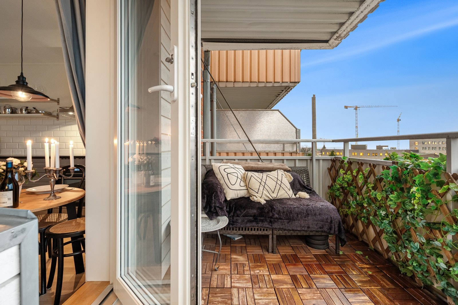 Den vestvendte balkongen på 8 m² er et deilig sted å slappe av etter en lang dag. Galleribilde