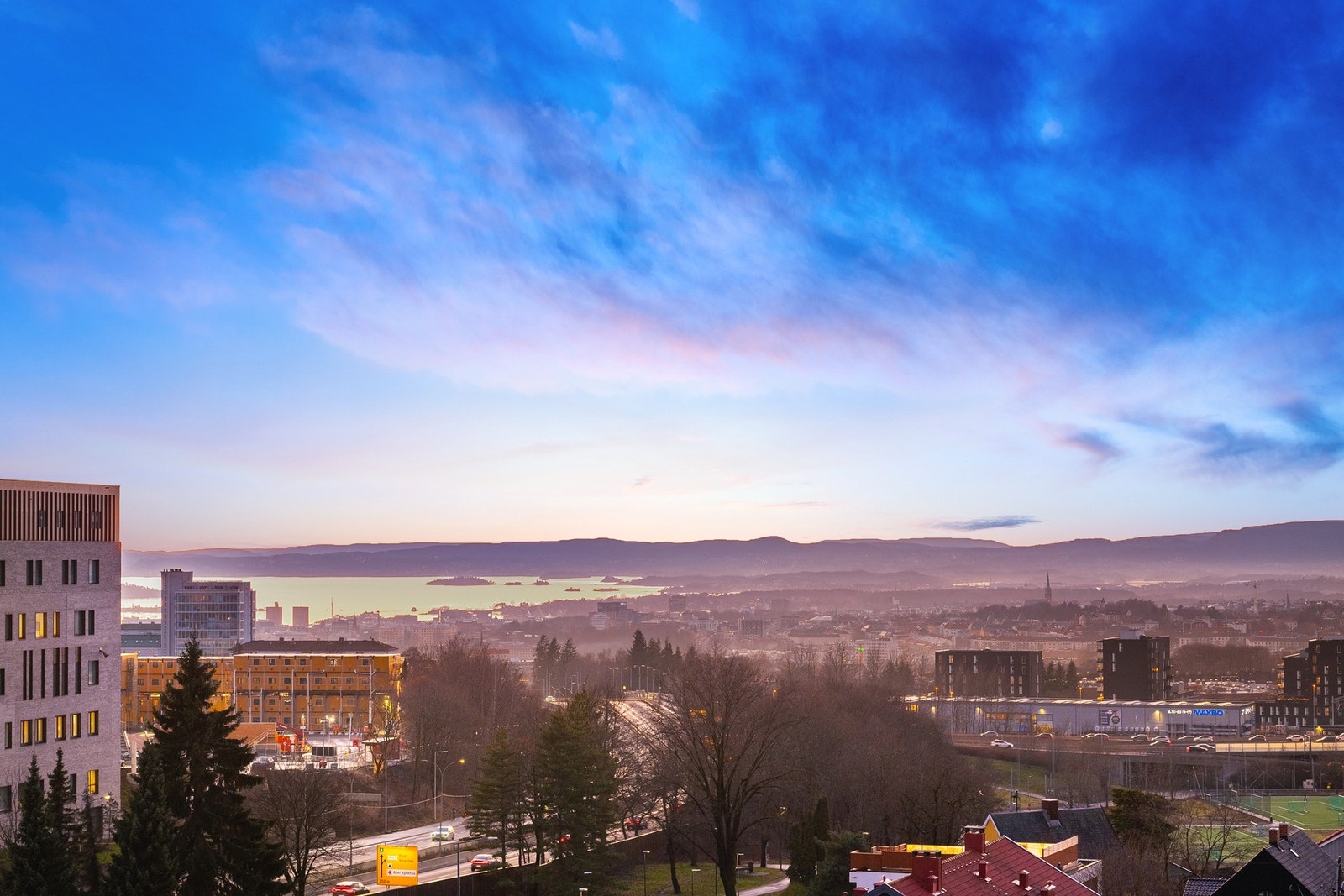 Boligen har en spektakulær utsikt som skaper en magisk stemning både dag og kveld. Galleribilde