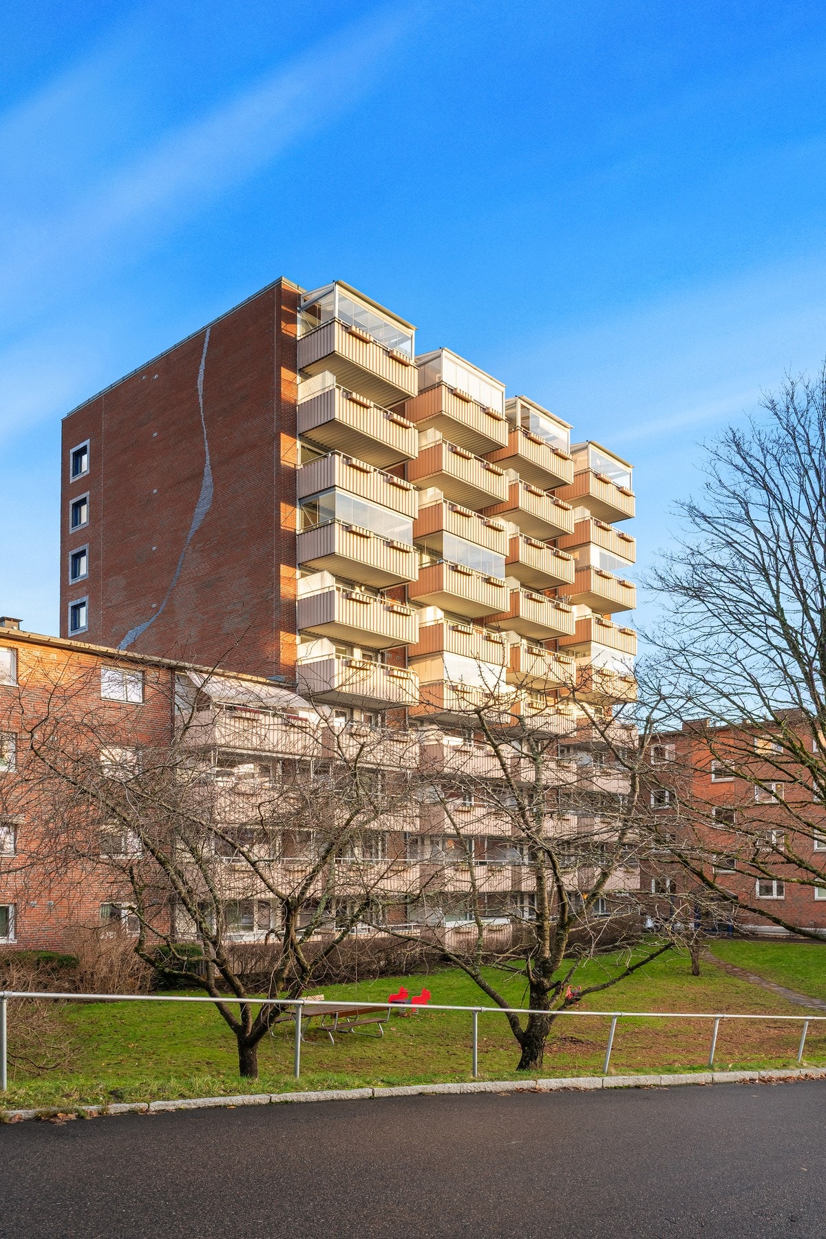 Den vestvendte beliggenheten gir rikelig med ettermiddags- og kveldssol. Galleribilde