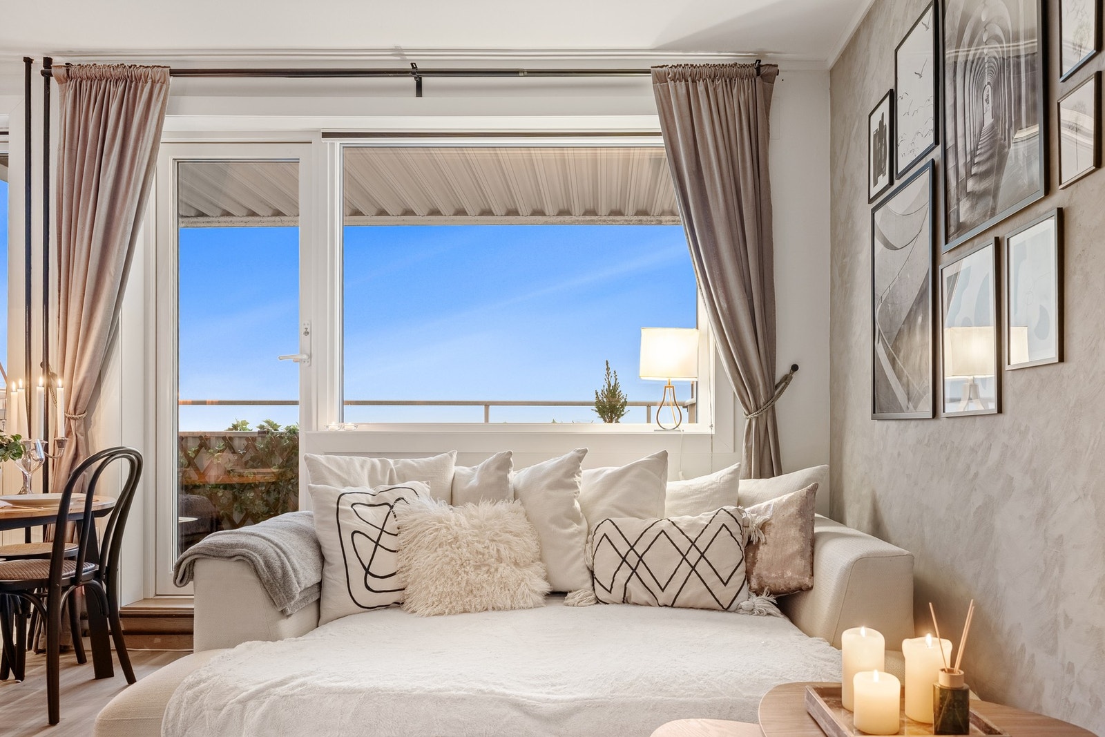 Leiligheten har vinduer fra 2022 med moderne 3-lags glass, som både gir godt lysinnslipp og god isolasjon. Galleribilde