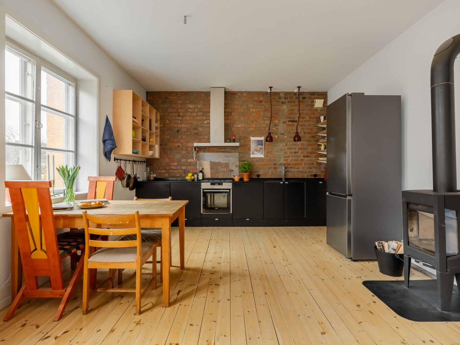 Det ville være unaturlig å beskrive stuen uten å nevne kjøkkenet, for disse henger fint sammen i en åpen løsning. Galleribilde