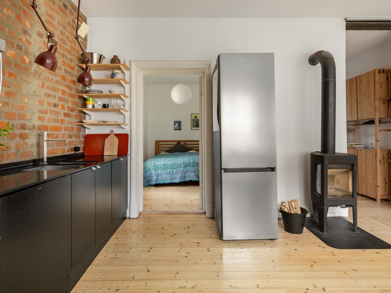 Kjøleskapet er frittstående og følger med i salget. Galleribilde