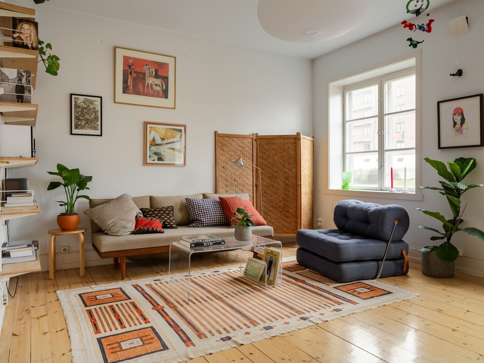 Stuen oppleves som svært sosial, perfekt for hyggelige besøk og sammenkomster. Galleribilde