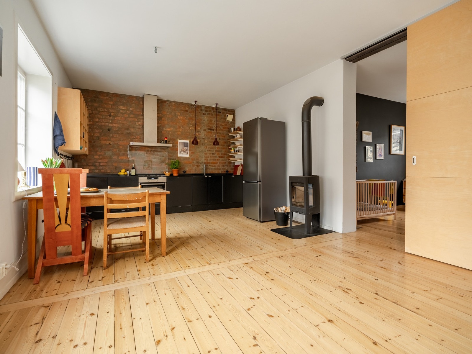 Vi starter i den store og luftige stuen, som også vil være ditt foretrukne oppholdsrom. Galleribilde