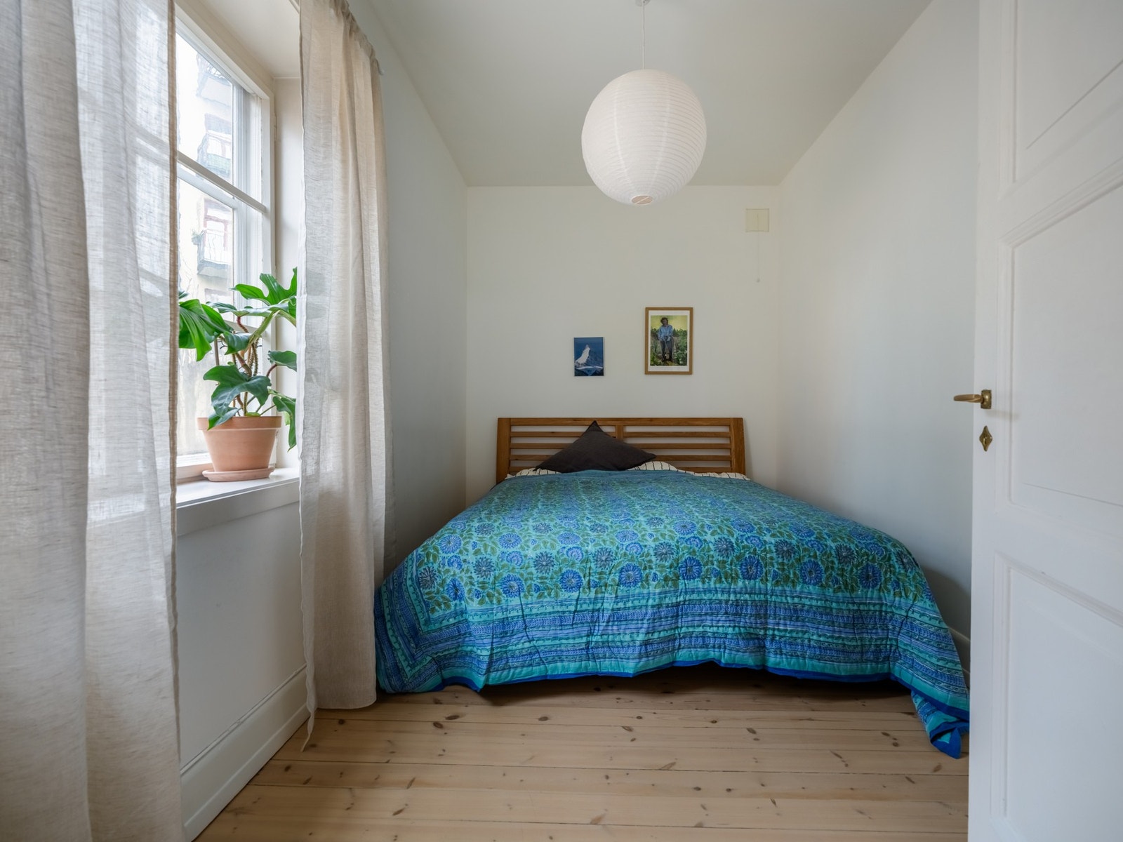 Siden vi så inn på hovedsoverommet fra kjøkkenet, er det et naturlig sted å fortsette. Galleribilde