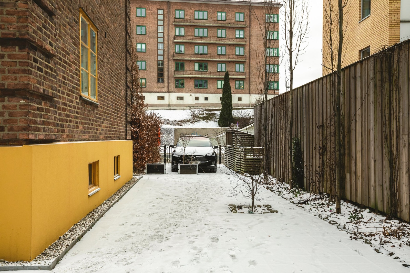 Det er knyttet en parkeringsplass til hver enkelt andel i borettslaget. Denne leilighetens parkeringsplass har også installert el-billader. (Parkeringsplassen som er avbildet, tilhører ikke denne andelen). Galleribilde