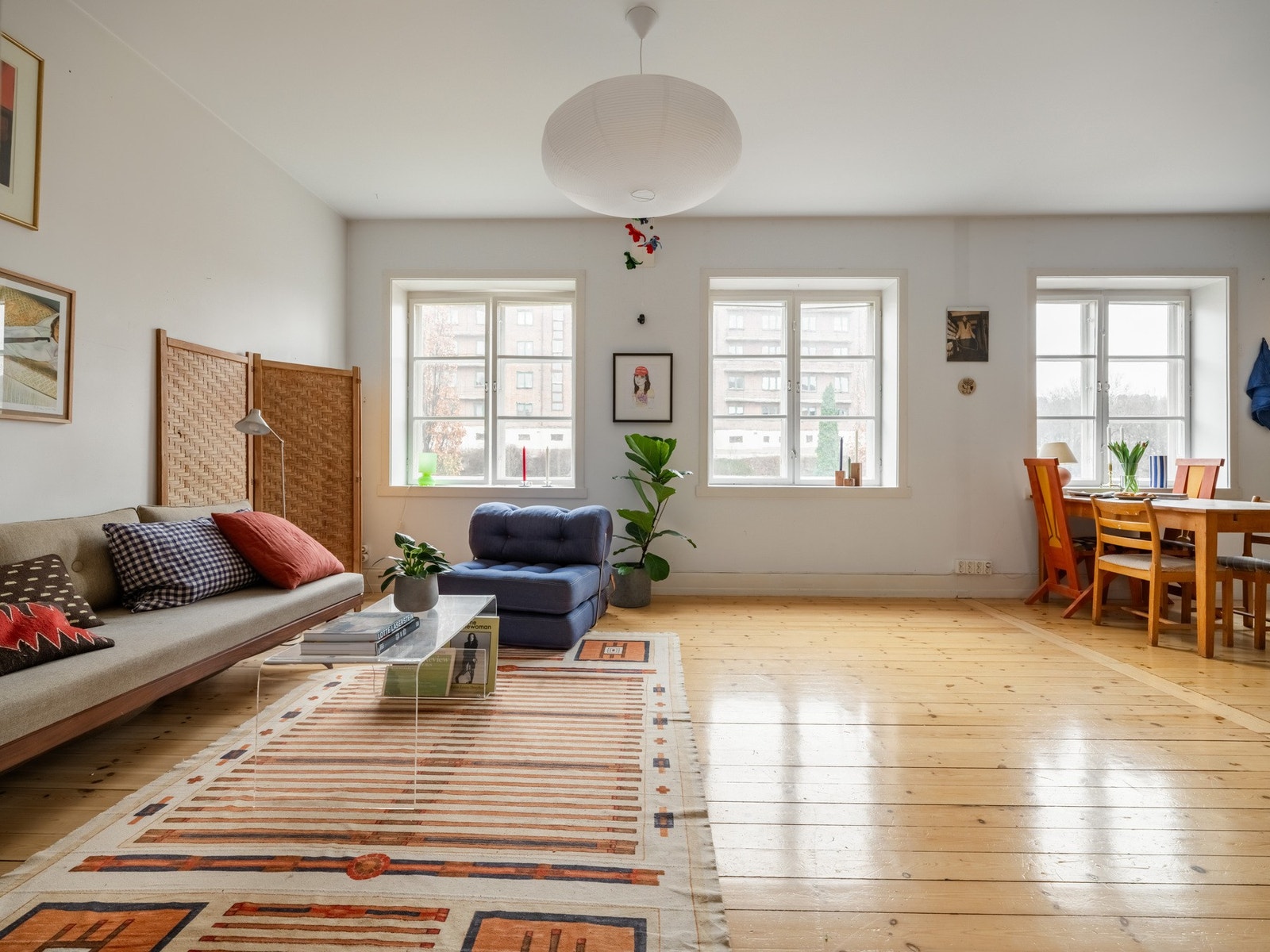 De store vindusflatene slipper inn herlig dagslys inn i det store rommet. Galleribilde