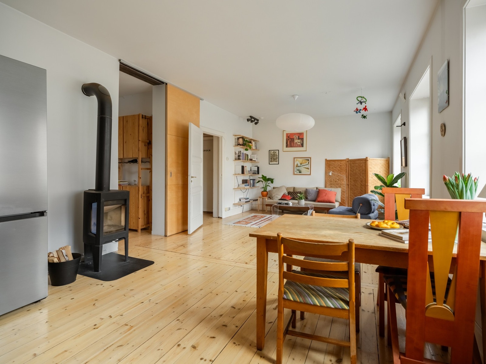 Vi tar turen ut til stuen igjen. Fra denne vinkelen får du god oversikt over leiligheten. Galleribilde