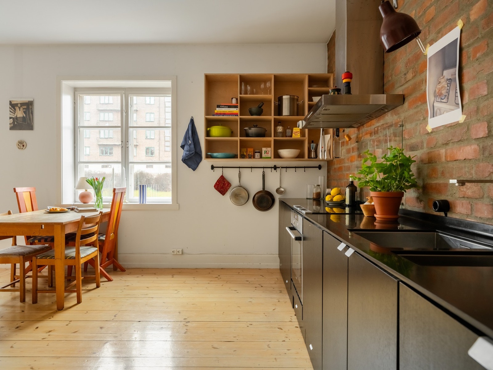 Kjøkkeninnredningen er fra HTH og består av integrert stekeovn, induksjon koketopp, ventilator med stålhette og to stålkummer. Galleribilde