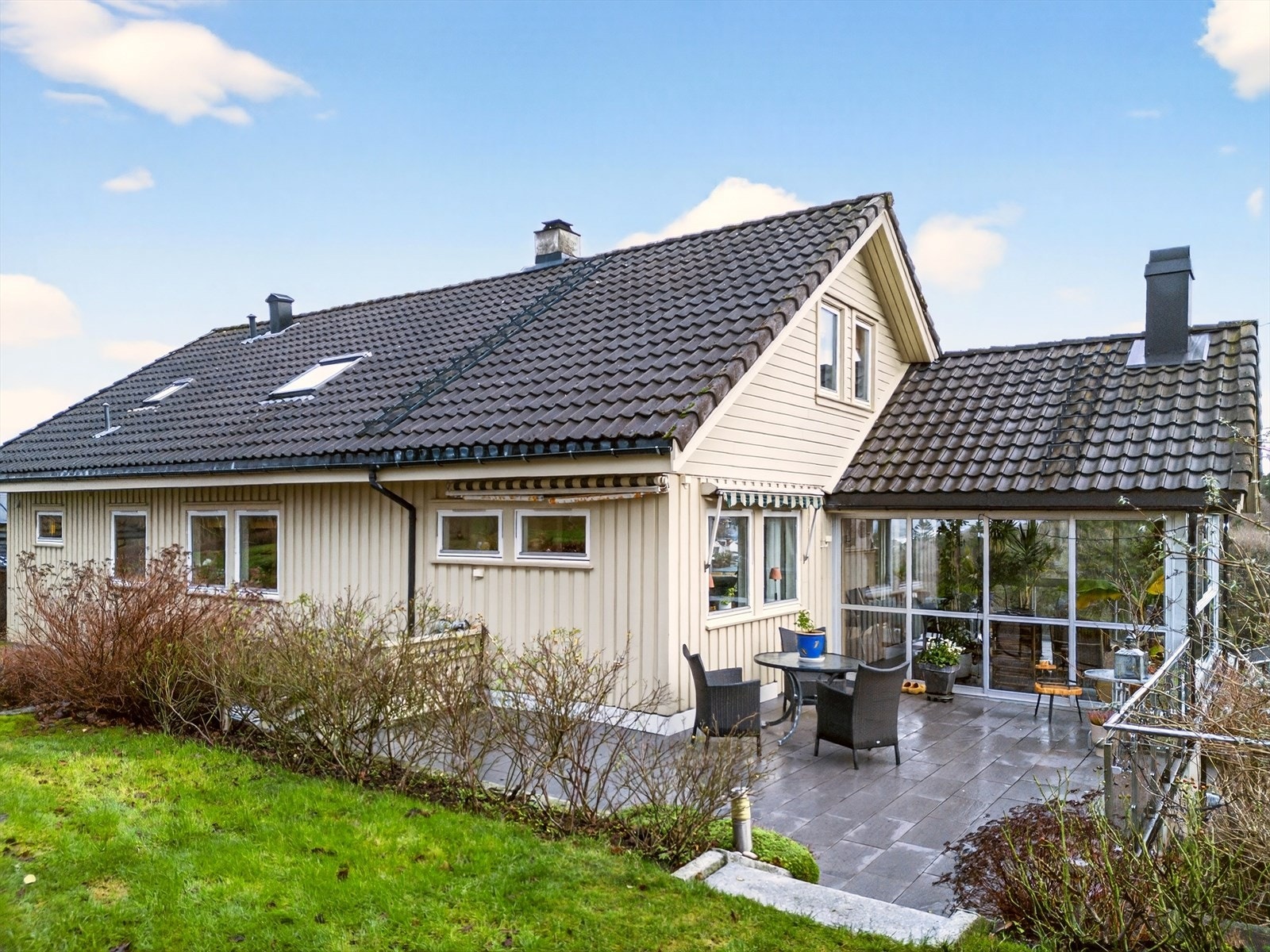 Flott vinterstue med utgang til terrasse og hage Galleribilde