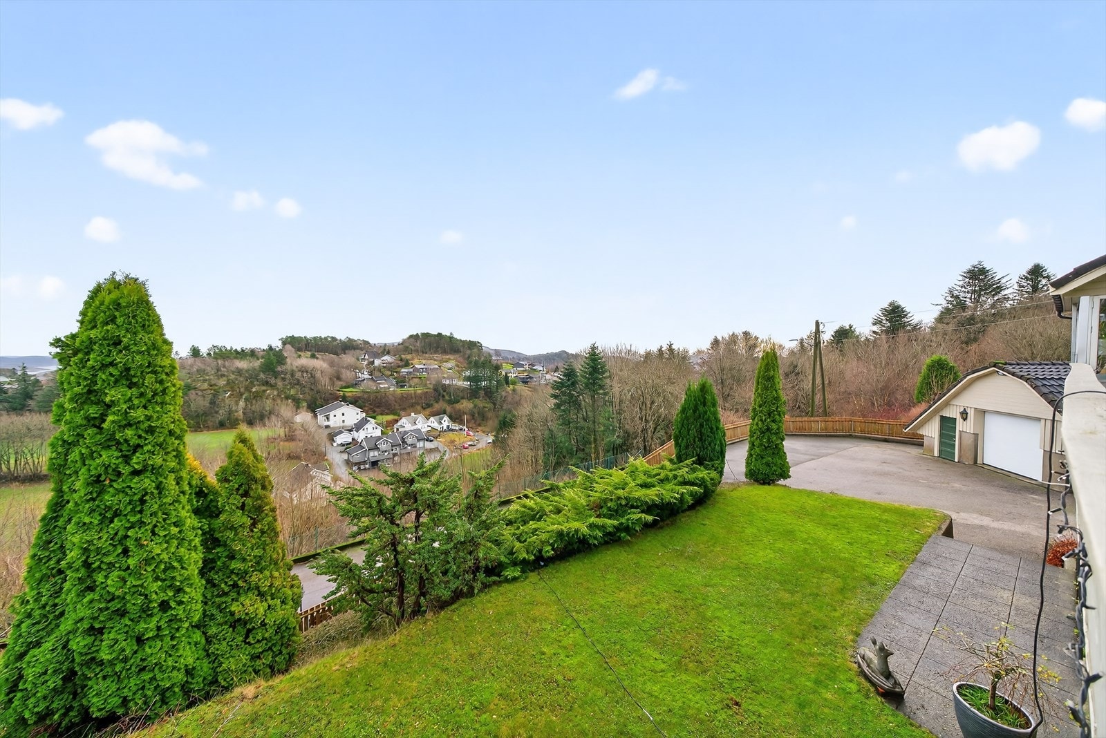 Plen og godt tun for parkering Galleribilde