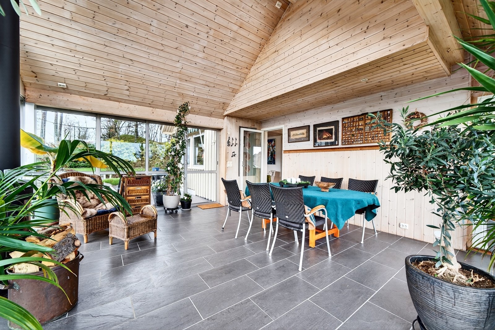 Vinterstue med varme i gulv og peisovn Galleribilde