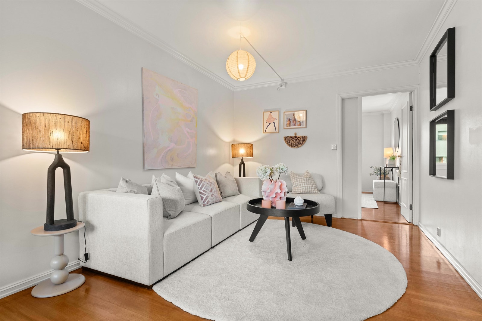 Stuens utforming gjør den enkel å innrede i ulike soner. Galleribilde