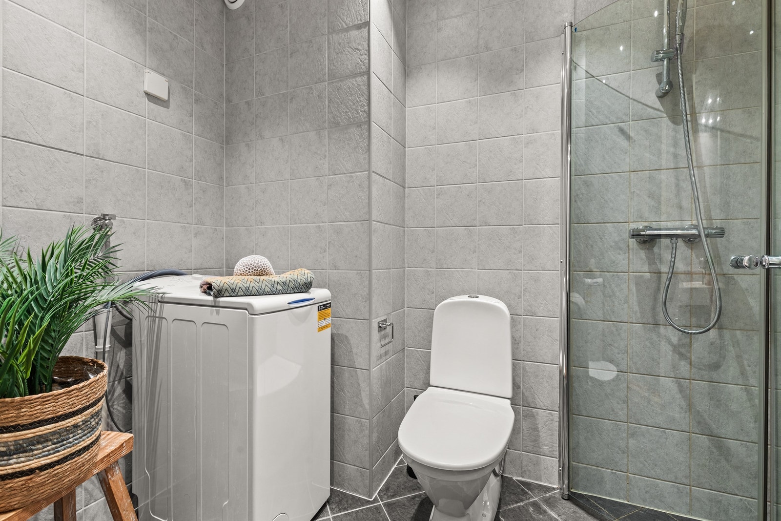 Det er opplegg for vaskemaskin. Mekanisk avtrekk sørger for et behagelig inneklima. Galleribilde