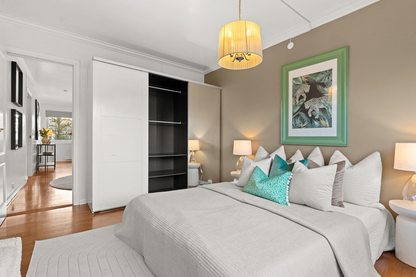 Oppbevaring i medfølgende garderobe. Galleribilde