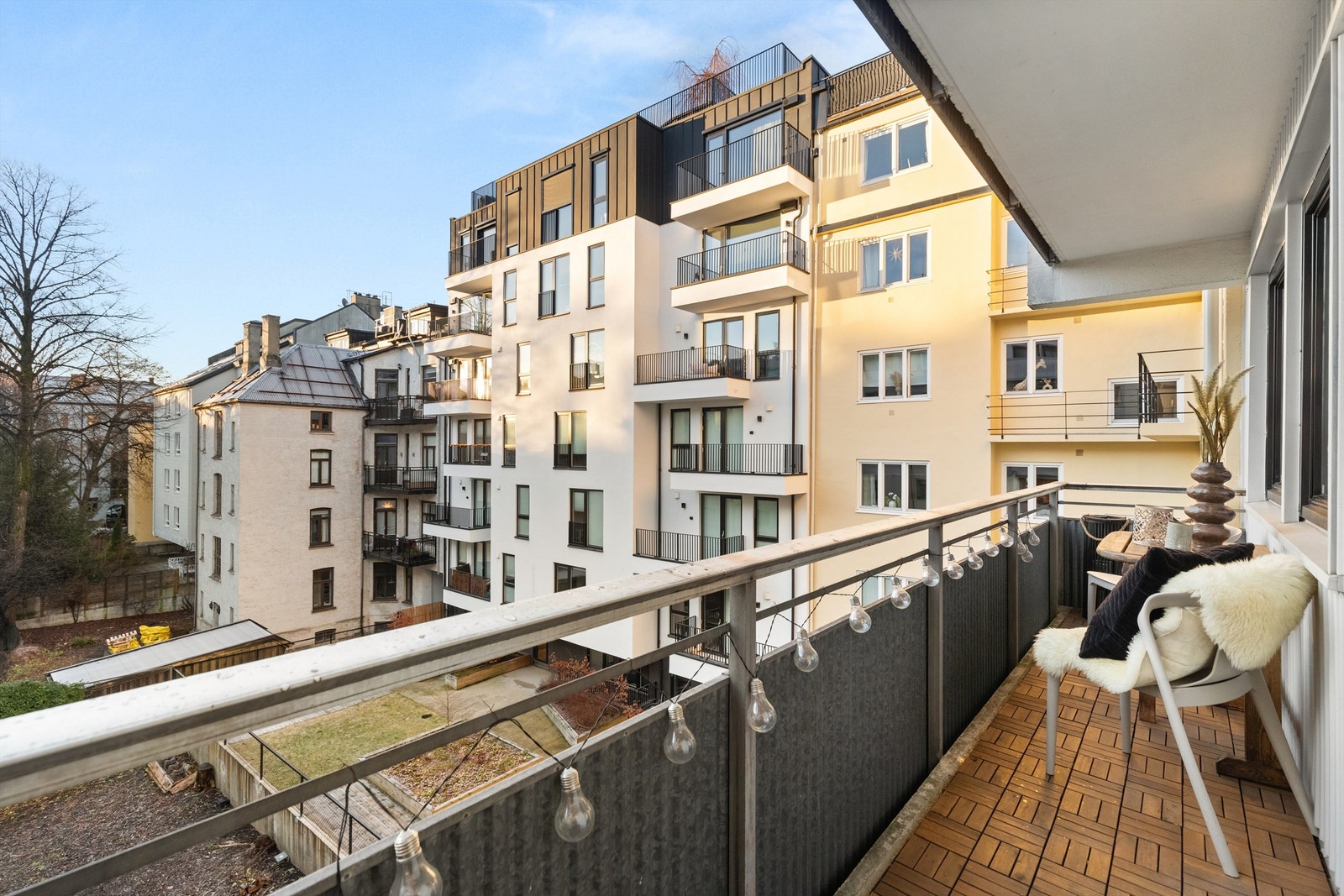 En lys og pen 2-roms leilighet beliggende midt mellom Majorstuen og Bislett med heis og solrik balkong! Galleribilde