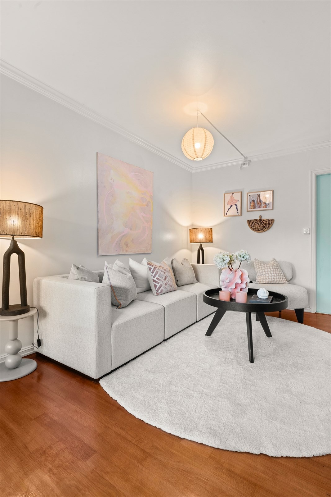 Videre er det god plass til møblering av sofagruppe med tilhørende salongbord og tv-seksjon. Galleribilde