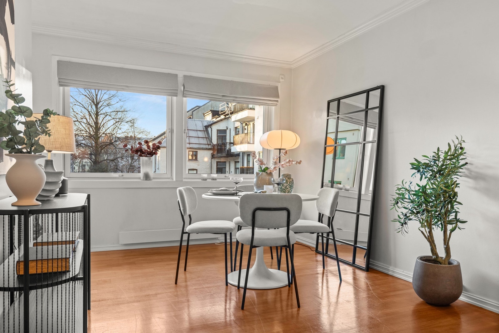 Leilighetens store vindusflater sørger for godt med lysinnslipp. Galleribilde