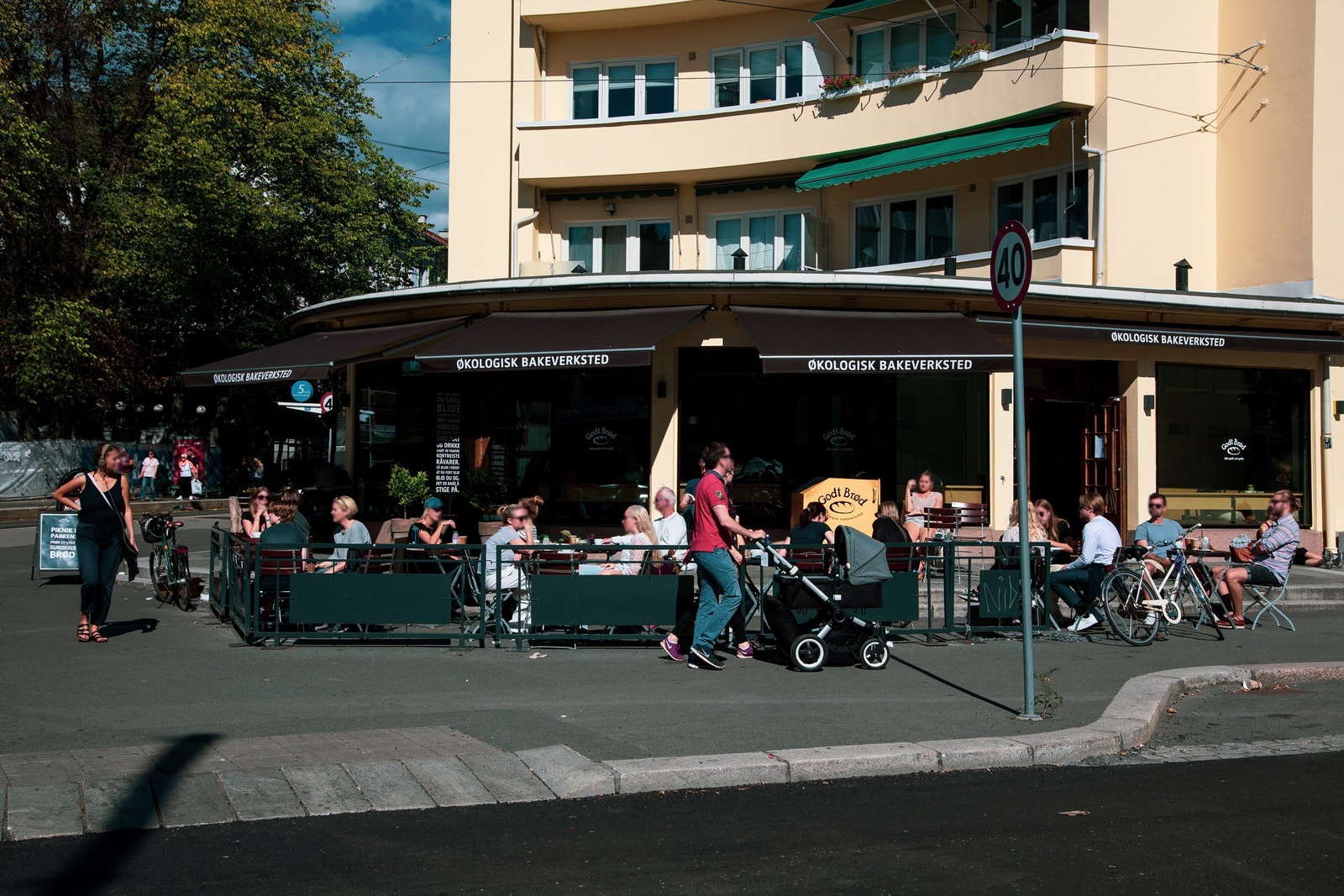 På godt brød får du fersk økologisk bakst og deilig kaffe, med uteservering som fyller seg opp om sommeren. Galleribilde