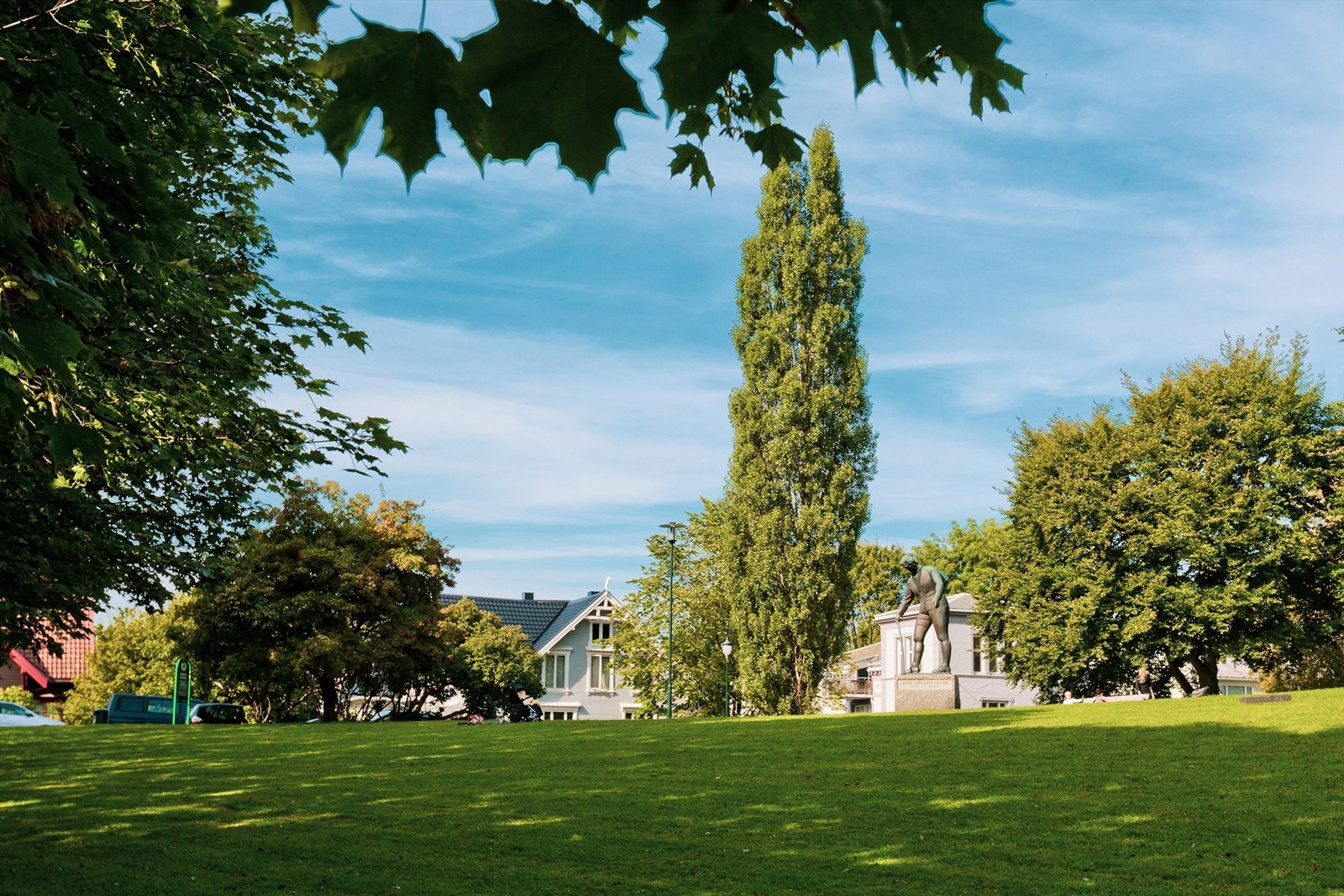 Uranienborgparken hvor man på årets varmere dager kan nyte solen i grønne omgivelser. Galleribilde