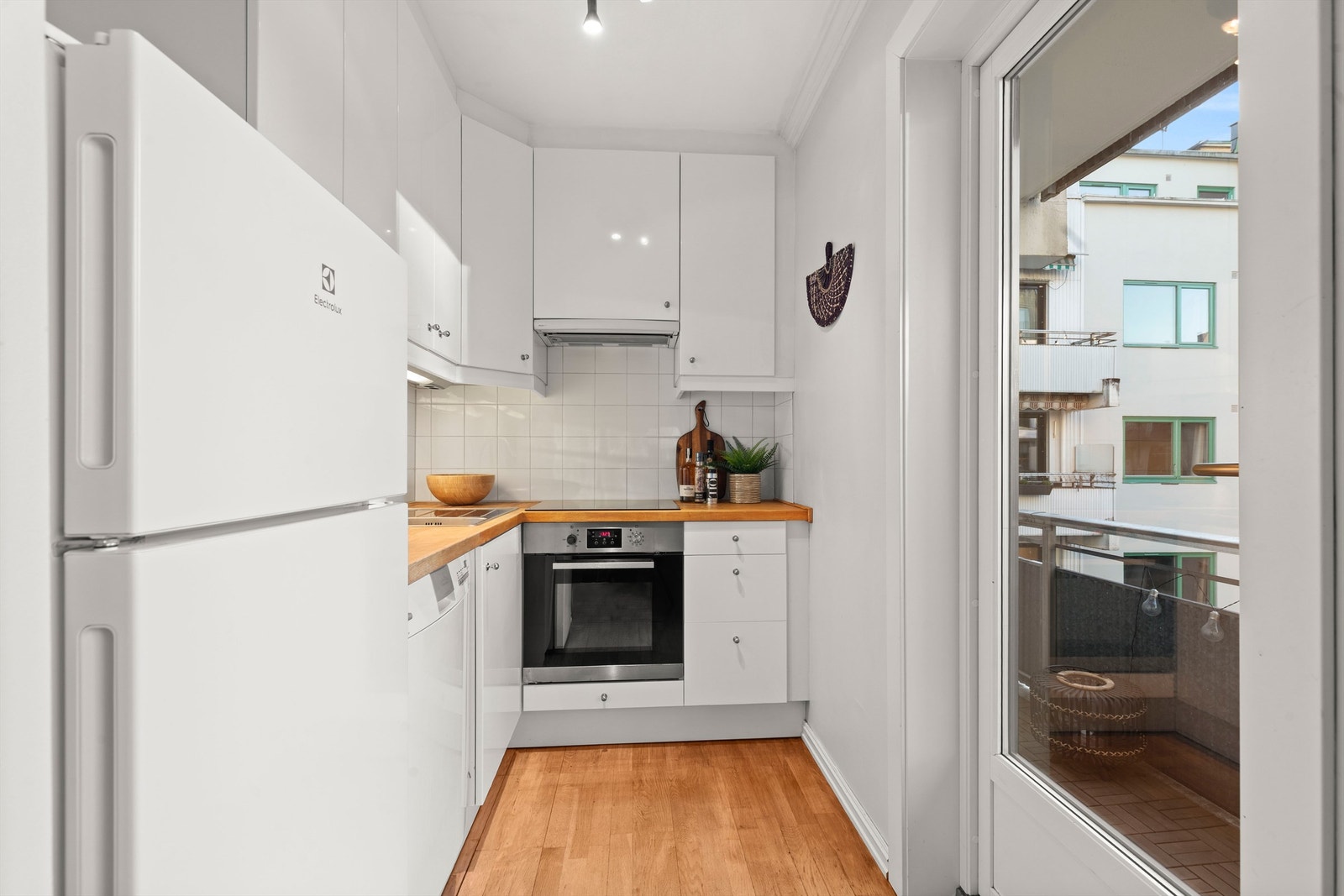 Integrert platetopp og stekeovn. Avtrekk over kokeplass. Det er rikelig med oppbevaringsplass i skuffer og skap, og den store benkeplaten gjør det enkelt å tilberede gode måltider. Galleribilde