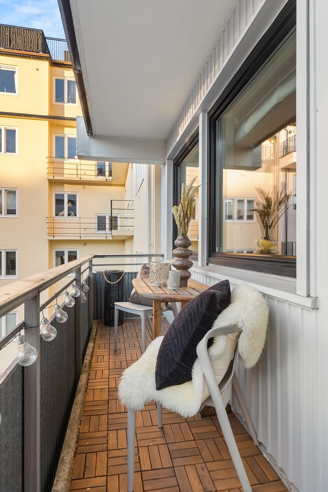 Hyggelig, sydvestvendt balkong vendt inn mot bakgård. Galleribilde