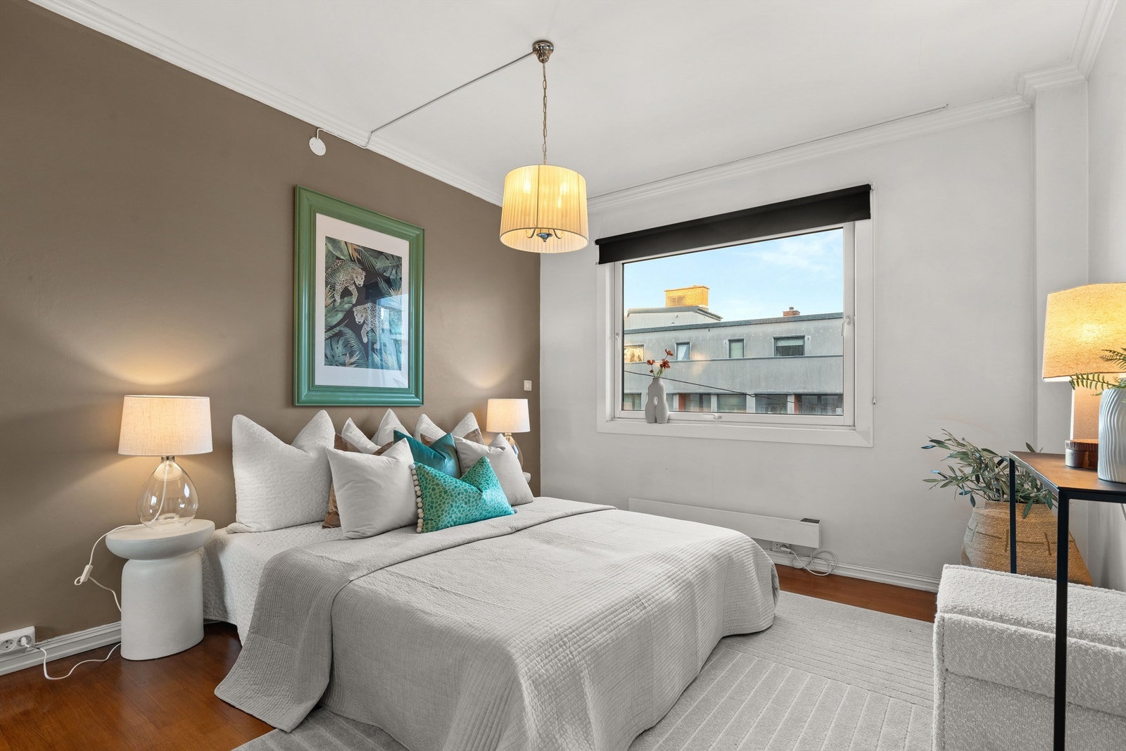 Soverommet er av god størrelse med plass til dobbeltseng og tilhørende nattbord. Galleribilde