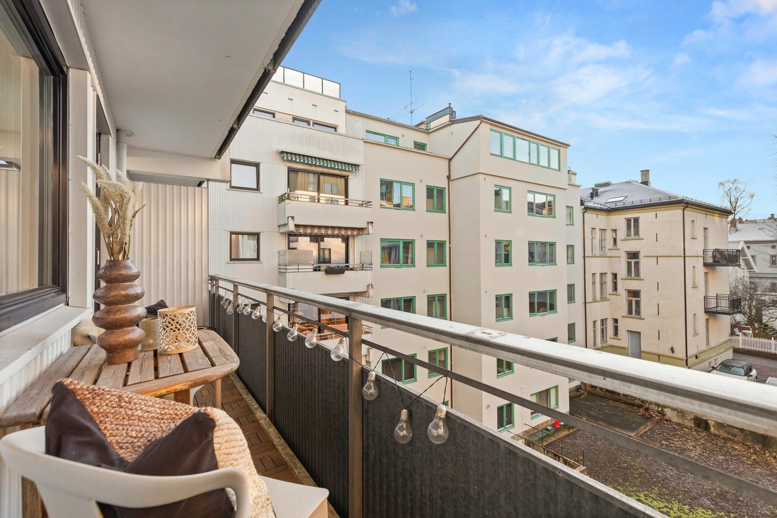 Balkongen måler ca. 5kvm og har plass til ønsket utemøblement. Galleribilde