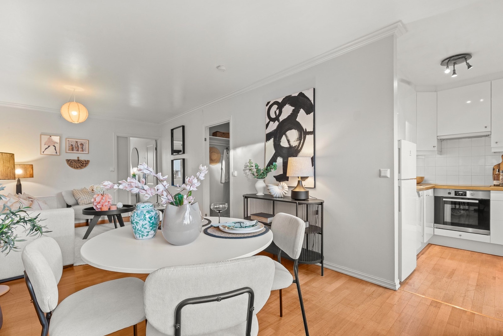 Kjøkken ligger i delvis åpen løsing til resten av stuen. Galleribilde