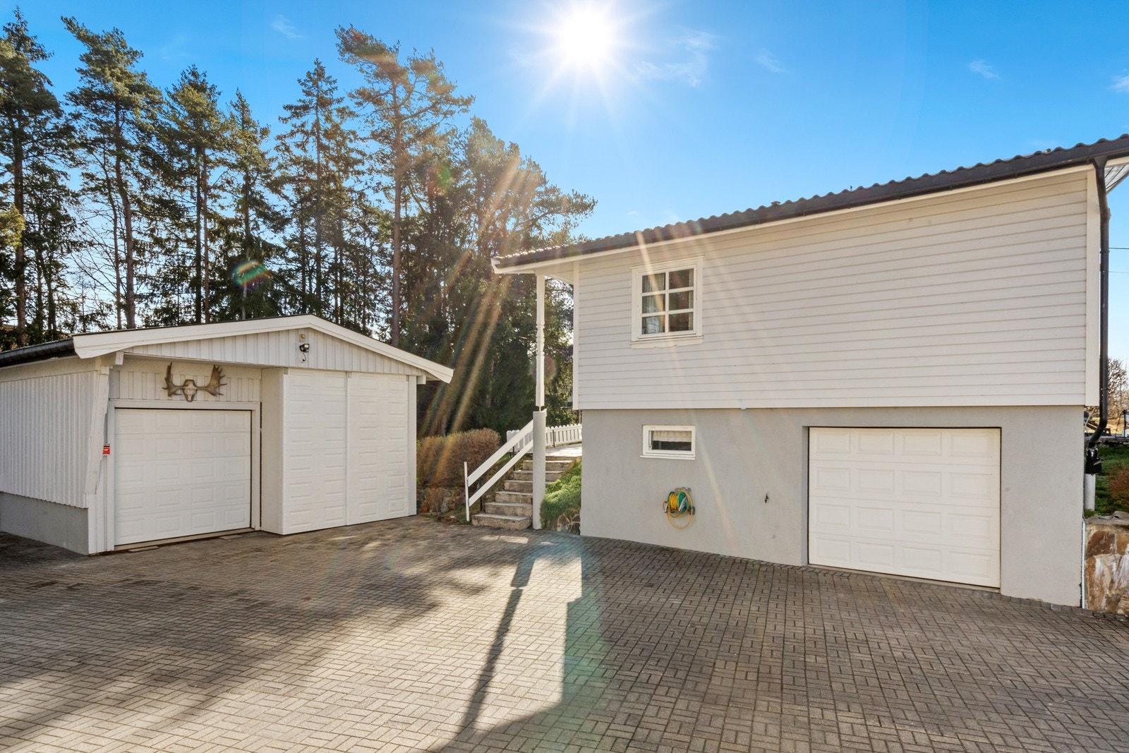 Fasade mot gårdsplass og garasje. Galleribilde