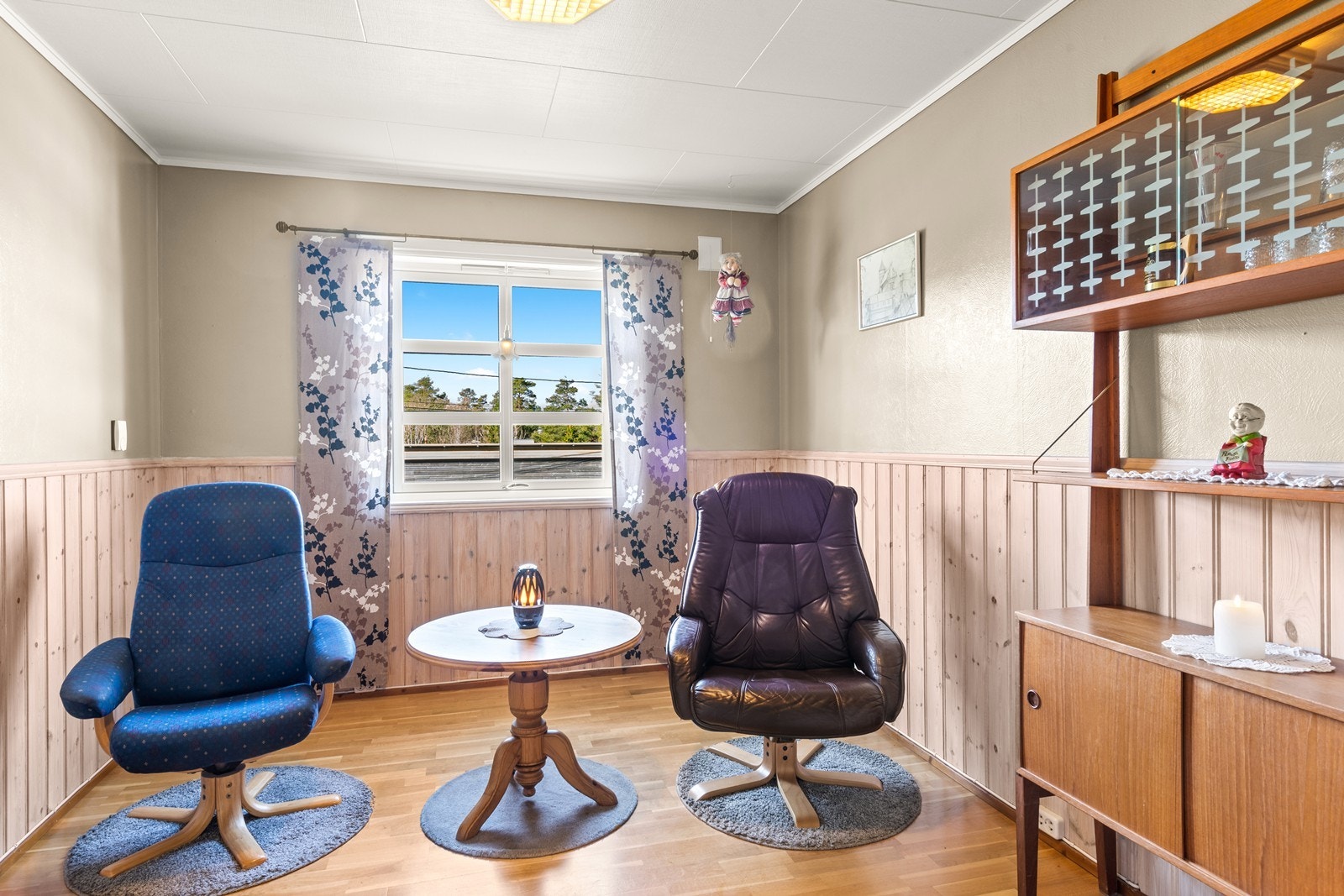 Soverom som idag benyttes som ekstra stue. Galleribilde