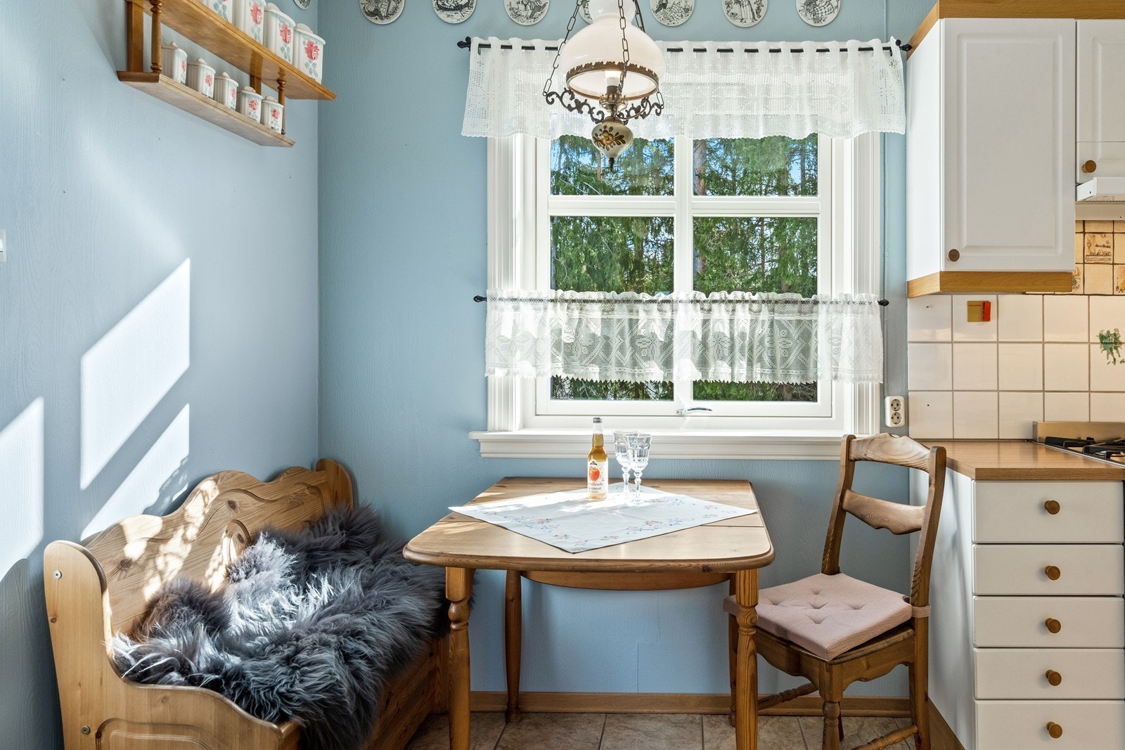 Spiseplass på kjøkkenet. Galleribilde