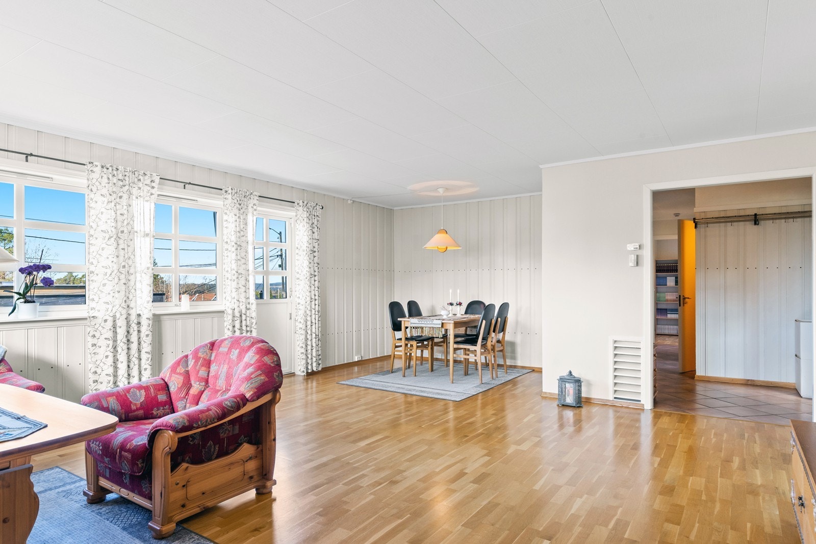 Stue med god plass til salong og spisestue. Utgang til markterrasse. Galleribilde