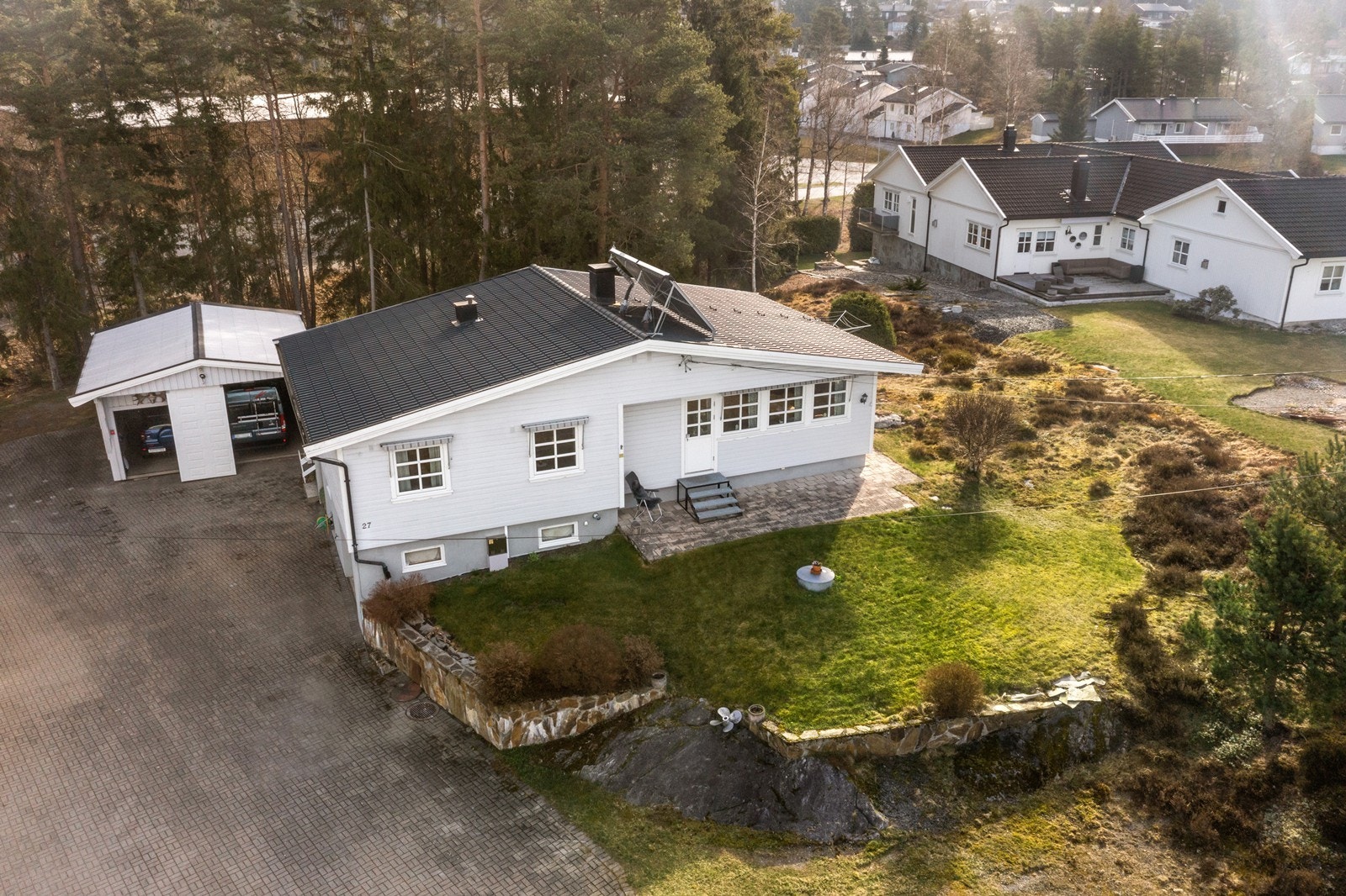 Fin enebolig med dobbel garasje samt garasjeplass i kjeller. Galleribilde