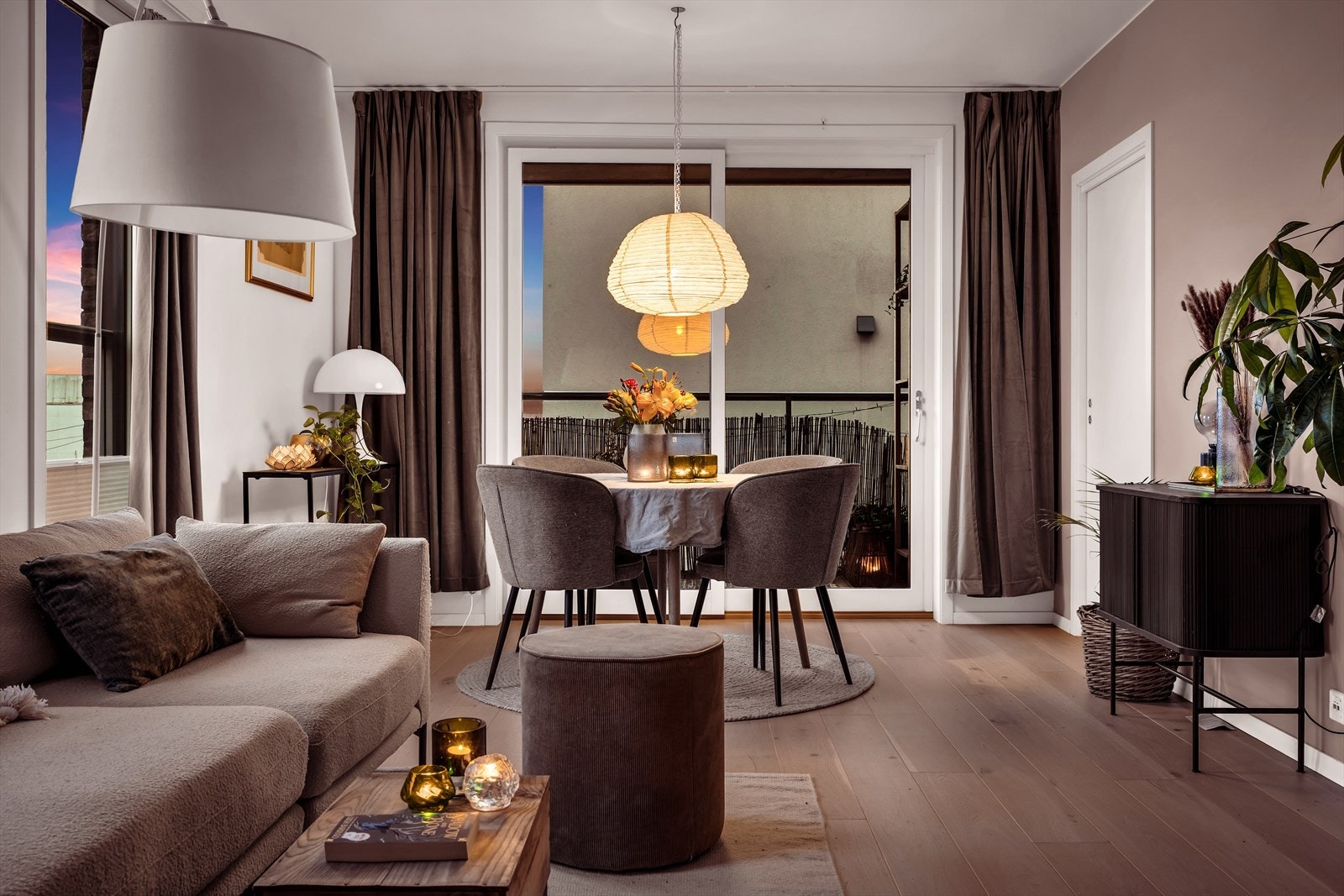 For ytterligere lagringsplass følger 2 eksterne boder på ca. 6,8m² og 7,7m² i byggets underetasje. Galleribilde