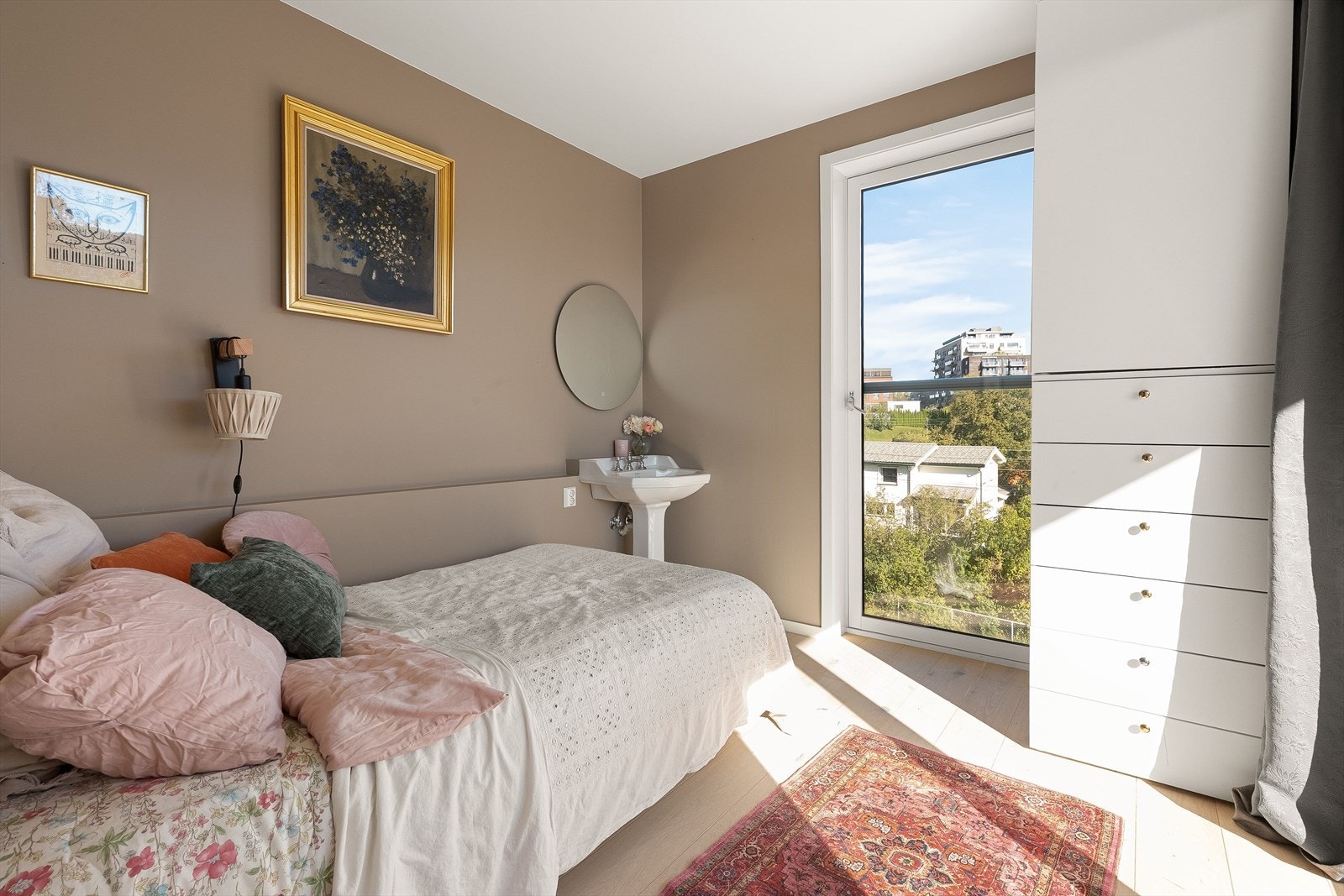 Store vindusflater sørger for godt med naturlig lysinnslipp. Galleribilde