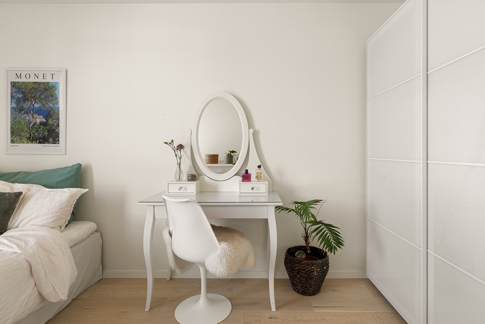 Den gode størrelsen på rommet ca. 12,5m² gir plass til både dobbeltseng og kontorpult/kommoder om ønskelig. Galleribilde