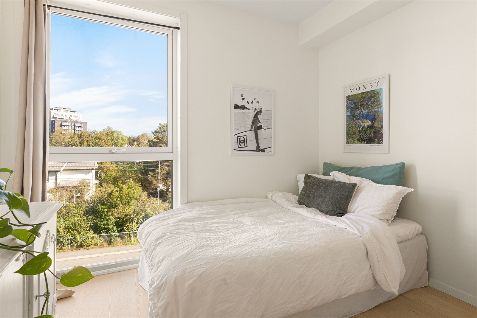 Den store vindusflaten sørger for rikelig med naturlig lys og det er montert praktiske plissegardiner på vinduer i alle tre soverommene. Galleribilde