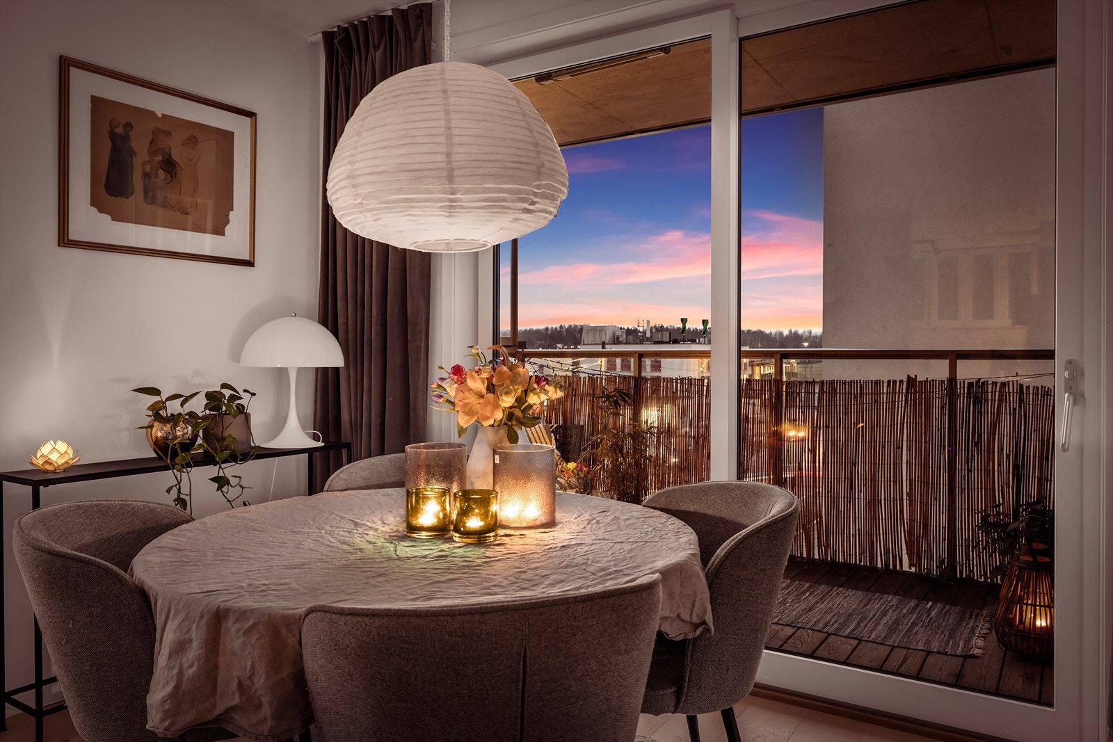 God standard fra 2019 med lys enstavs eikeparkett på gulv, glatte lysmalte overflater. Galleribilde