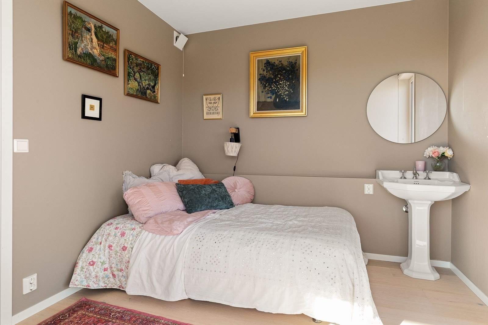 Det tredje soverommet er også et lyst og fint rom som passer perfekt som barnerom, gjesterom, kontor eller en kombinasjon. Galleribilde