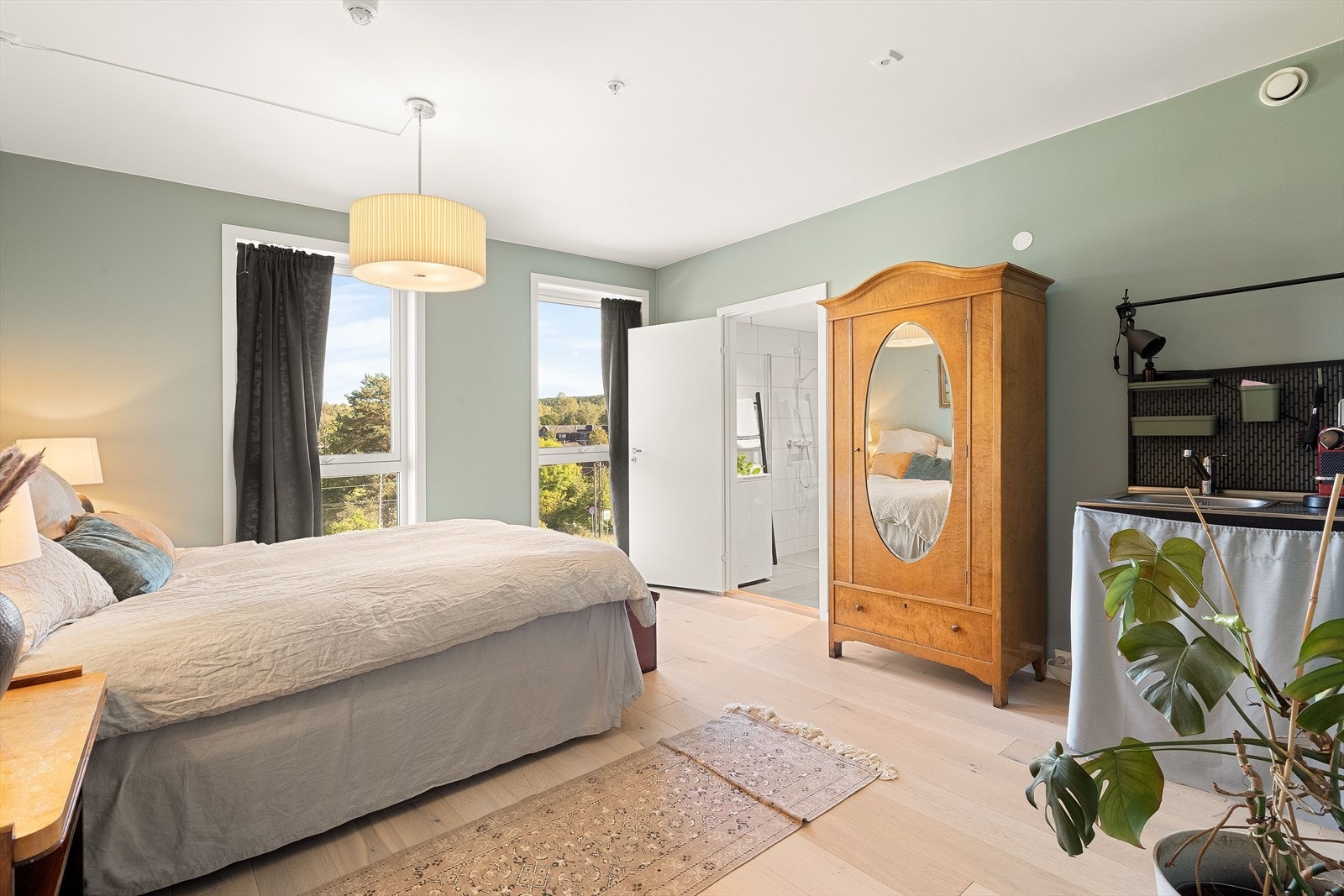 På soverommet har du god plass til en stor dobbeltseng med tilhørende nattbord, samt en kontorpult eller kommoder. Galleribilde