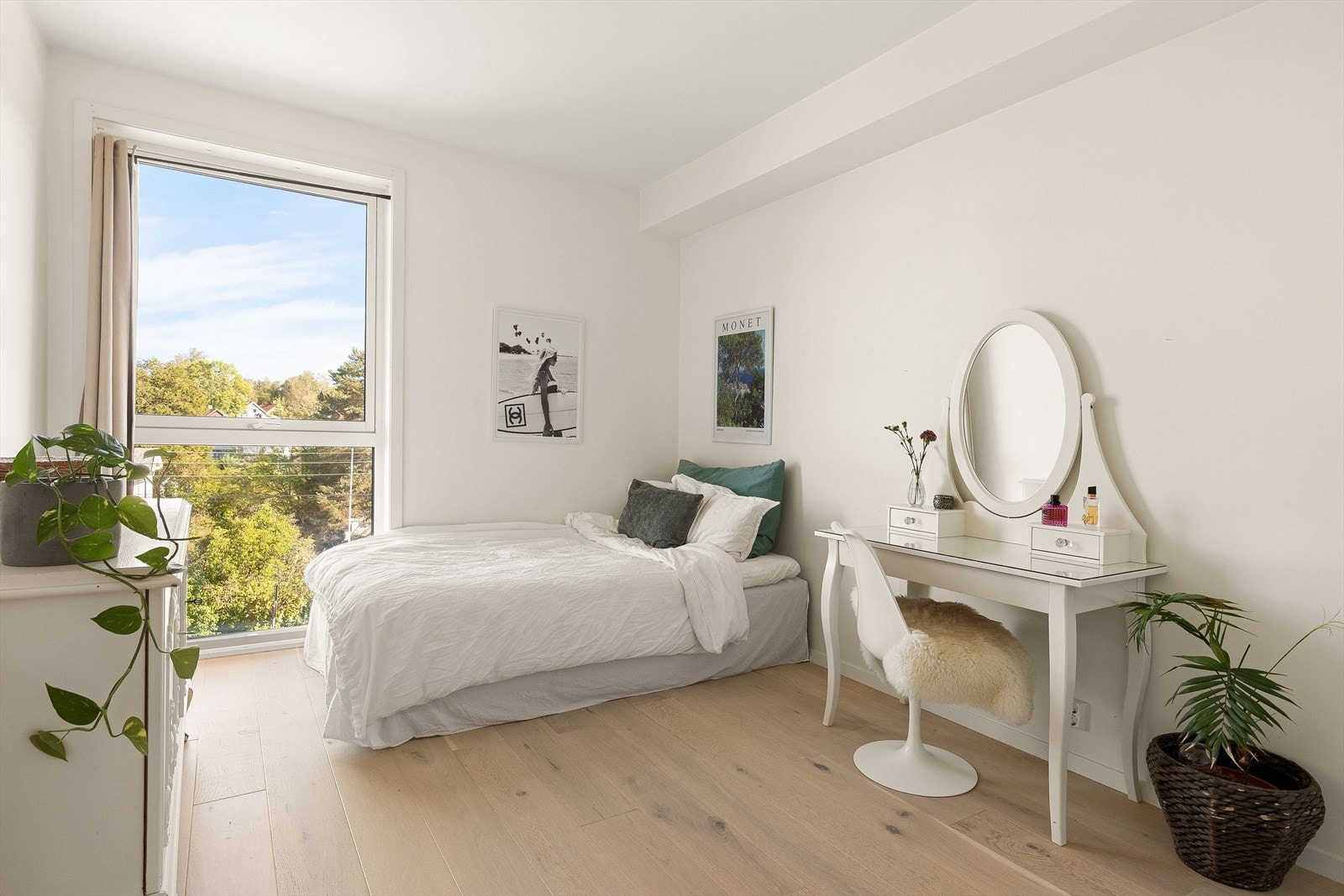 Leiligheten inneholder i dag totalt fire soverom. Soverom 2 har adkomst fra gangen og er praktisk plassert rett ved det andre baderommet. Galleribilde