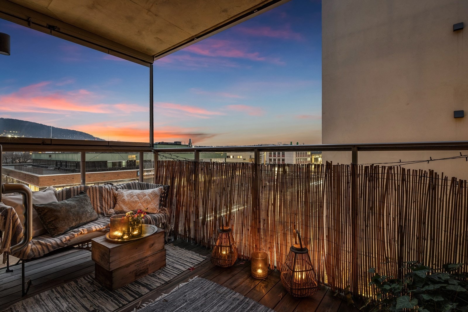 Lunt og fint å sitte ute på terrassen ved kveldstid. Galleribilde