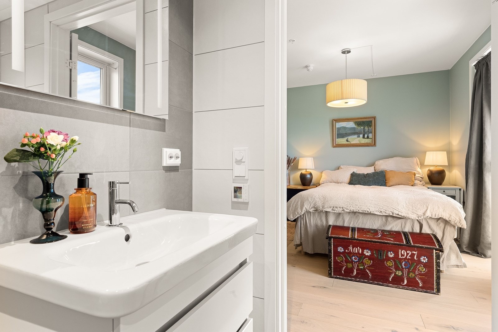 Baderommet er utstyrt med servantskap og speil med integrert belysning over, dusjhjørne med innfellbare glassdører og vegghengt toalett. Avtrekksventil plassert i himling. Galleribilde